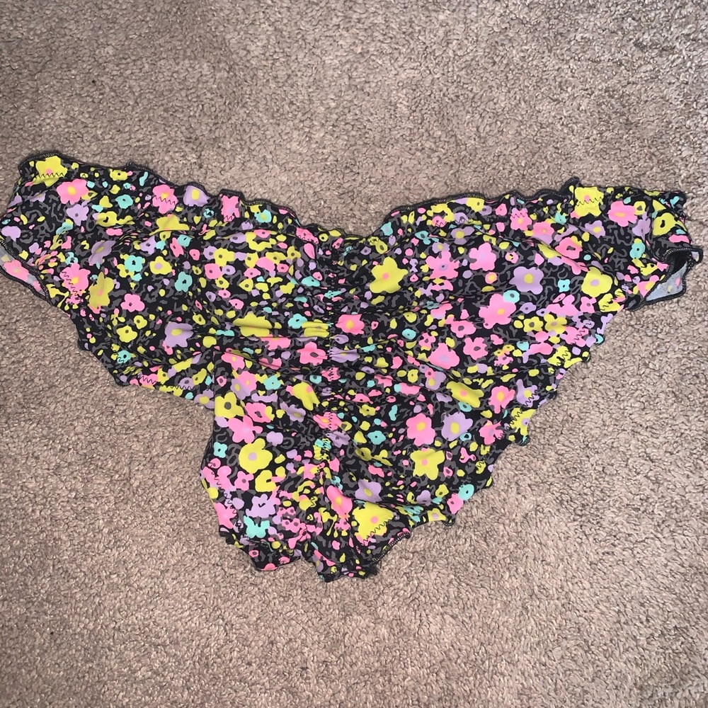 VS Ruffle Bikini Bottoms - Picture 2 of 4